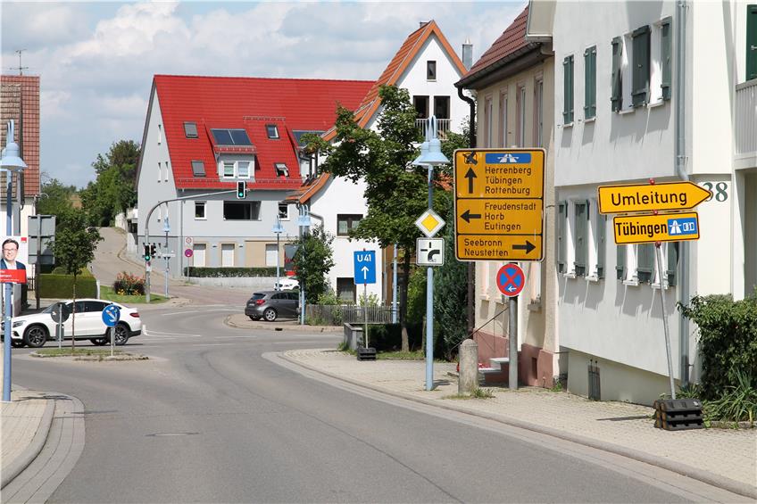 In Ergenzingen geht’s nach Tübingen und zur Autobahn gradaus. Immer. Im jetzigen Umleitungsfall geht es auch nach rechts ab. Fremde verwirrt das. Bild: Fleischer