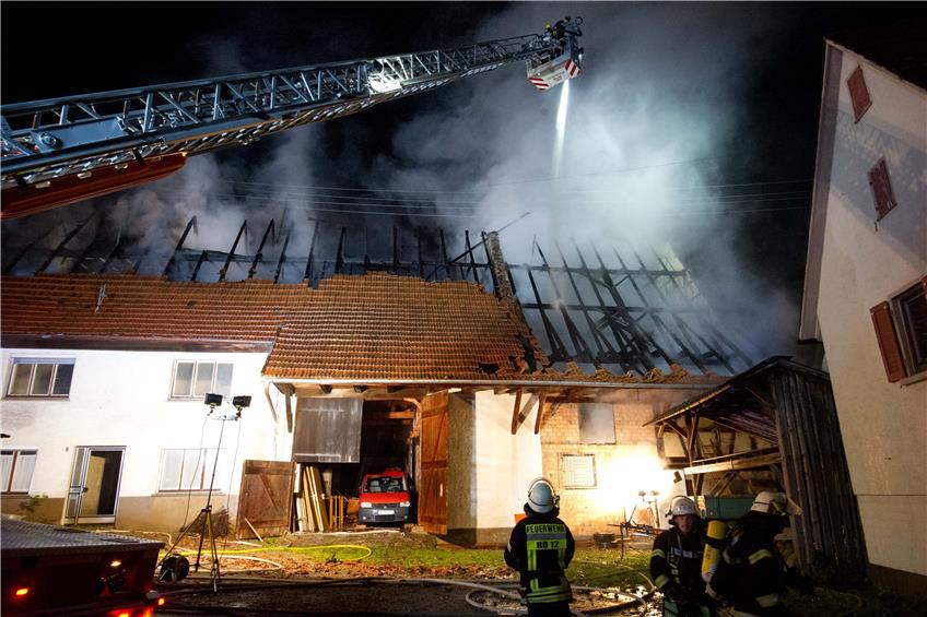 In Obernau brannte in der Nacht ein leerstehendes Haus mit angrenzender Scheune. Bild: Franke