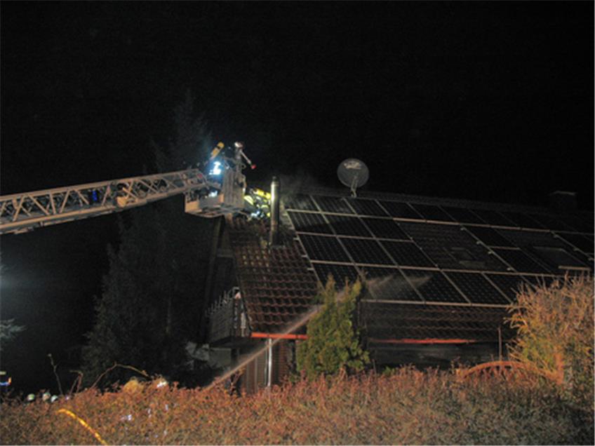 In der Silvesternacht brannte der Dachstuhl eines Wohnhauses in Ergenzingen.