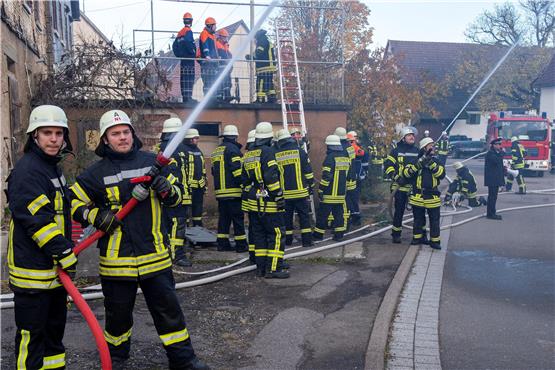 In der Wolfenhausener Ortsmitte brannte im Januar 2019 ein leerstehendes Wohnhaus ab. Direkt daneben war am Samstag die Hauptübung der Feuerwehr Neustetten.  Bild: Patrick Tilke