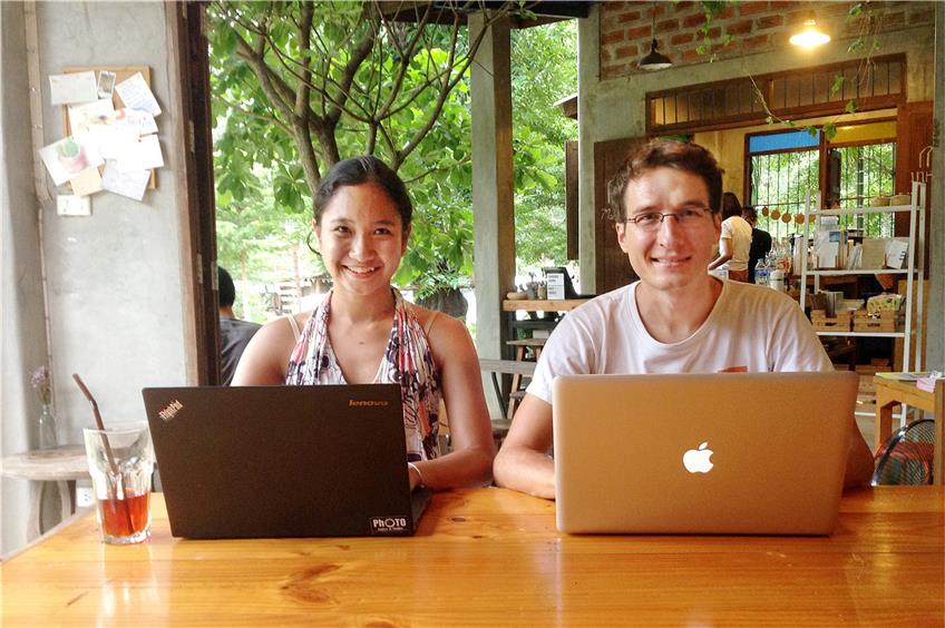 In der thailändischen Großstadt Chiang Mai leben viele sogenannte digitale Nomaden: App-Entwickler, Start-up-Gründer und Auftragsprogrammierer arbeiten in Straßencafés und überall da, wo sie Strom und ein gutes WLAN-Signal haben. Hier entwickelte auch der Tübinger Simon Bacher zusammen mit seiner Frau Kanyarat Nuchangpuek die Apps, mit der ihre Nutzer 34 verschiedene fremde Sprachen lernen können.Privatbilder