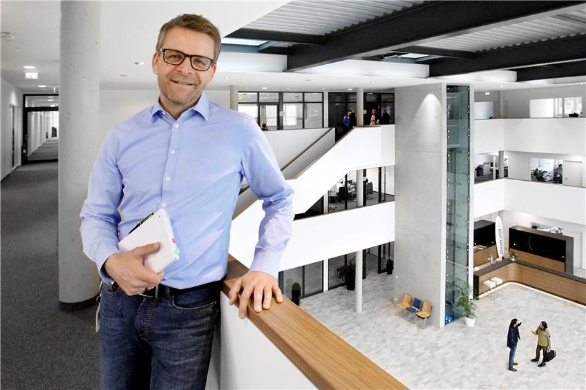 In luftiger Höhe über dem Atrium im neuen Domizil: Sandro Walker, Gründer und Geschäftsführer von Advanced Unibyte.Bild: Haas
