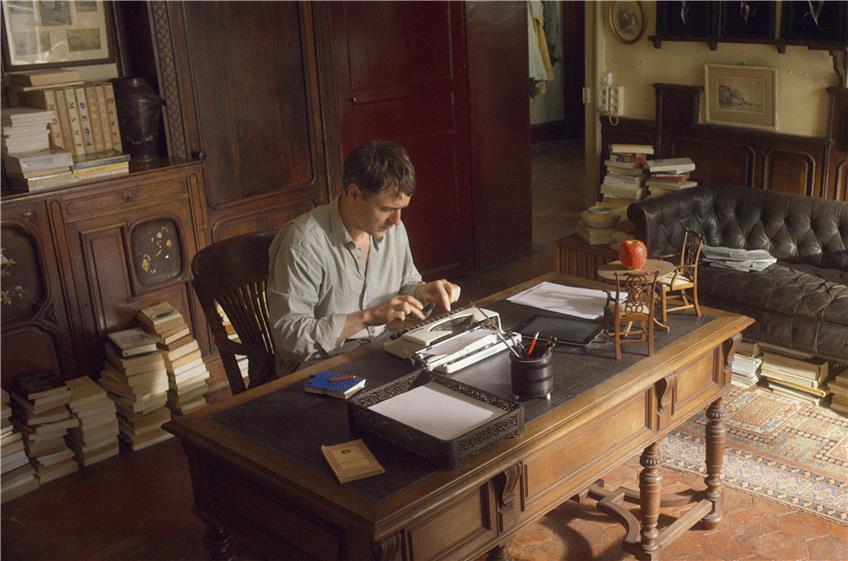 Jens Harzer als Schriftsteller in einer Szene des Films „Die schönen Tage von Aranjuez“. Foto: dpa