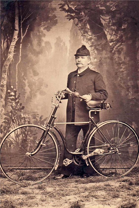 Julius Trautwein mit Fahrrad vor künstlerischer Kulisse. Solche Räder gab es schon um 1890. Bild: Trautwein