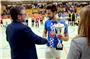 Kevin Nicolaci nimmt den Pokal für Croatia Reutlingen entgegen. Bild: Rippmann