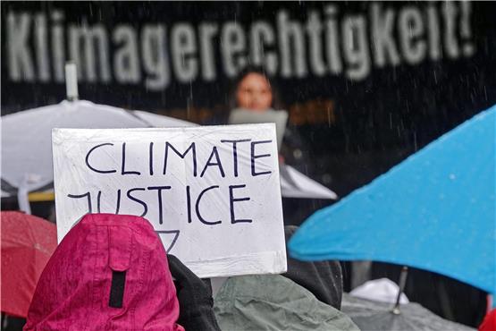„Klimagerechtigkeit!“ und „Climate Justice“ ist bei der Demonstration von Fridays For Future auf dem Schlossplatz zu lesen. Mit zahlreichen Protesten ruft Fridays for Future zum globalen Klimastreik auf. Foto: Anna Ross/dpa