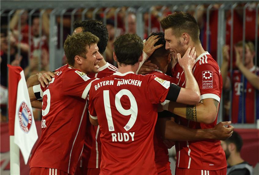 Kollektiver Bayern-Jubel: Thomas Müller, Sebastian Rudy, Corentin Tolisso und Niklas Süle (von links) freuen sich über den gelungenen Auftakt gegen Bayer Leverkusen. Foto: dpa