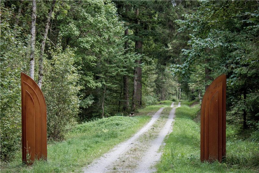 Komplett für seinen Zweck gestaltet ist es schon, das hübsche Waldgebiet am Schloss Lindich, das künftig zum „Ruheforst“ werden soll.Bilder: Freese