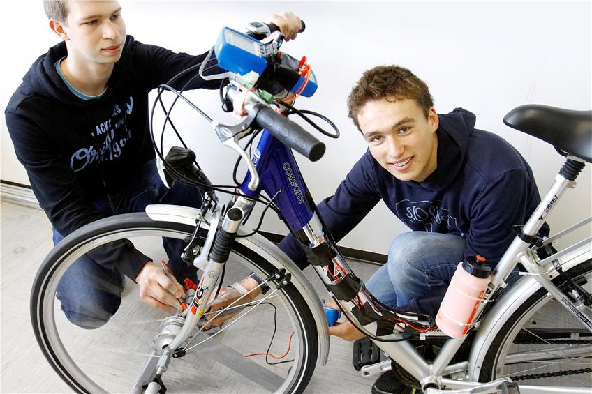 Konkurrenz fürs E-Bike: Die Jungforscher Tim Bauer (links) und Adrian Keil messen die Leistung ihres selbst entwickelten Antriebssystems, das den Dynamo als Motor nutzt.Bild: Haas