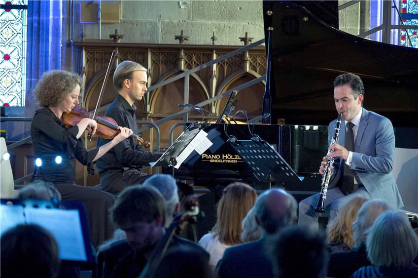 Konzentriert an ihren Instrumenten: Drei Musiker des Podium Esslingen.Bild: Franke