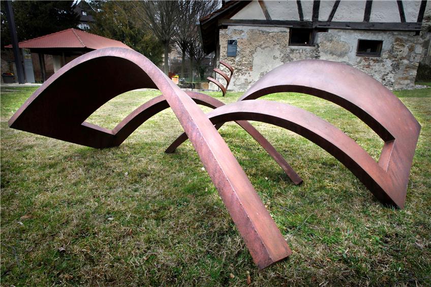 Kühn geschwungene Stahlskulpturen von Jochen Warth zieren den Garten der Pfullinger Klosterkirche. Bild: Faden