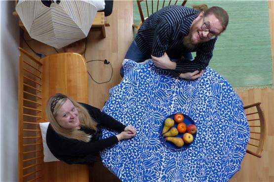 Laura Ryhänen, Mikko Kuisma, drei Birnen und vier Äpfel, ein kreisrunder Tisch, eine Eckbank mit reizenden Sprossen. Die Fotografin hing an der Deckenlampe.Bild: Justine Konradt