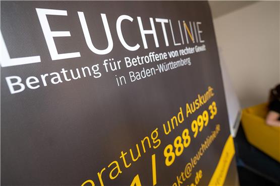 „Leuchtlinie“ steht bei der Beratungsstelle für Betroffene von rechter Gewalt, „Leuchtlinie“, auf einem Banner. Foto: Sebastian Gollnow/dpa
