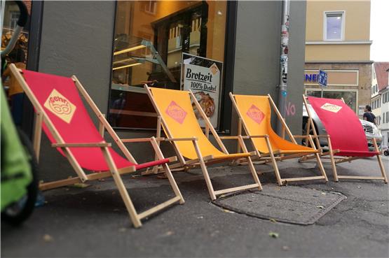 Liegestühle am Lustnauer Tor: Wer– außer den Stühlen – will hier liegen? Bild: Janßen