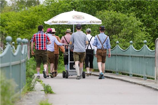 Männer sind am Vatertag auf einer Wanderung unterwegs. Foto: Thomas Warnack/dpa