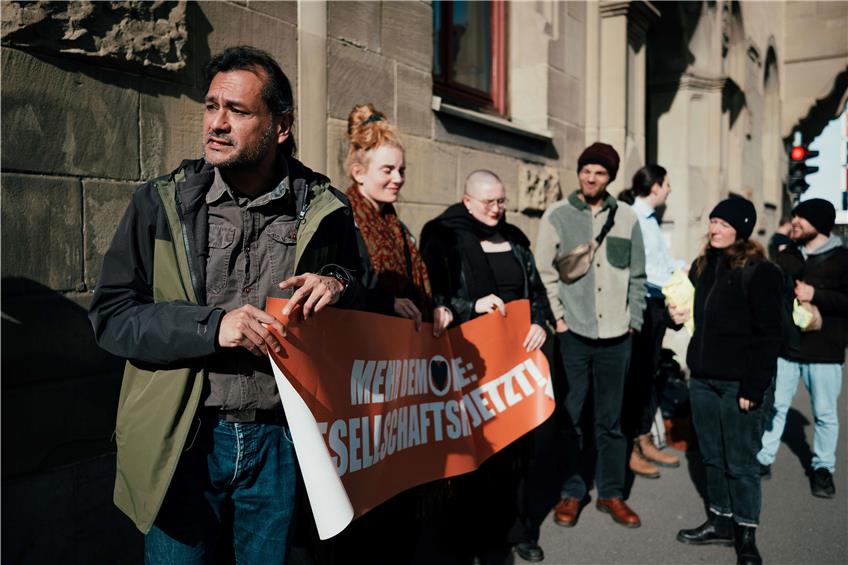 Mahnwache vor dem Verfahren gegen Anhänger der „Letzten Generation“, die vor einem Jahr die Auffahrt zur B28 blockiert hatten. Bild: Mathias Huckert