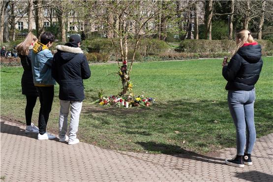 Menschen trauern im Botanischen Garten am Tatort. Bild: Ulrich Metz