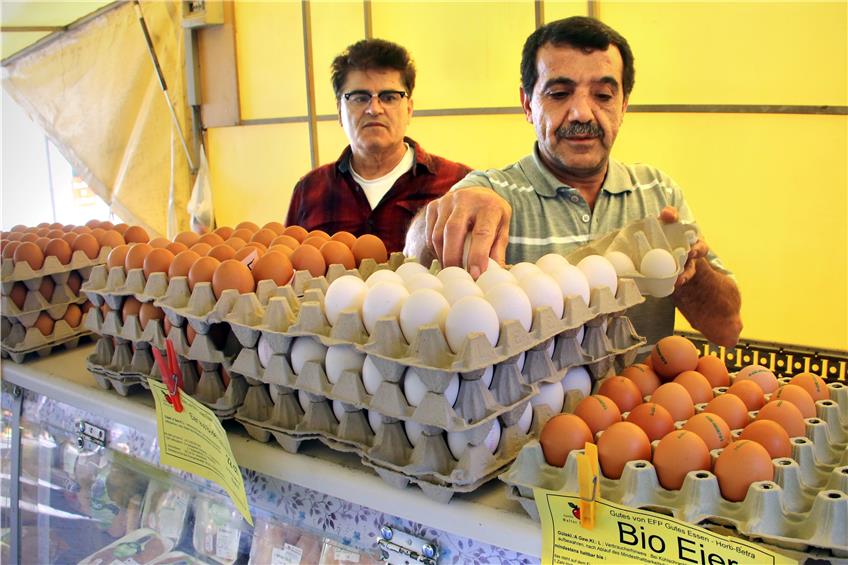 Mesut Akkus (rechts) verkauft Eier auf dem Wochenmarkt, daneben sein Bekannter Fuat Karayagiz.Bild: Sommer