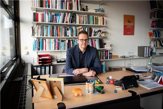 Michael Butter in seinem Büro im Tübinger Brechtbau. Bild: Carolin Albers
