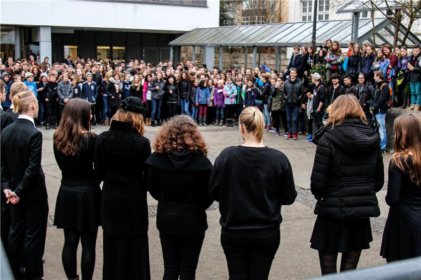 Mit einem symbolischen Begräbnis protestierten Schülerinnen und Schüler des Eugen-Bolz-Gymnasiums gestern gegen die Umwidmung des Schmotzigen zum Pädagogischen Donnerstag. Bild: Bernhard