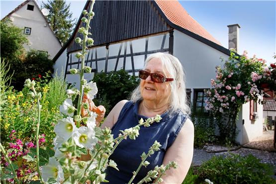 Mitglieder des Arbeitskreis Dorfmuseums pflegen den Bauerngarten ehrenamtlich –Heiderose Tiefenbach ist die Vorsitzende. Bild: Horst Haas