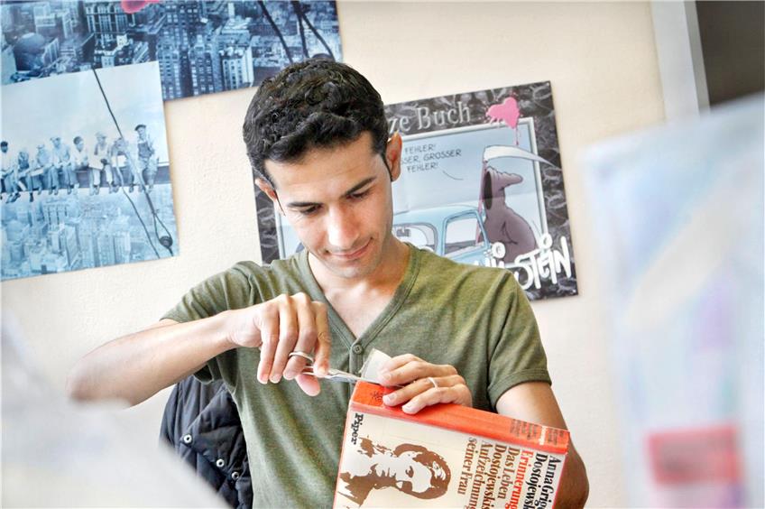 Mohammed Mustafa Mohammed hat eine Arbeitsgelegenheit in der Stadtbücherei – zum Deutsch lernen und gegen die Langeweile. Bild: Faden