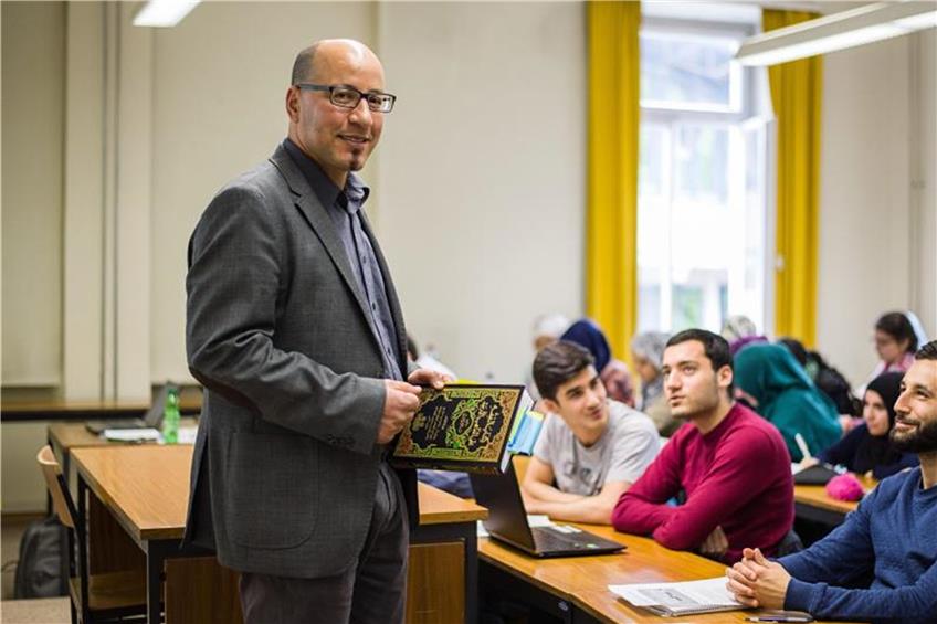Mouez Khalfaoui hält während einer Vorlesung ein Buch in der Hand. Foto: Wolfram Kastl/Archiv dpa/lsw