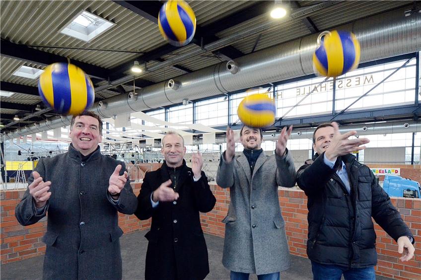Müssen sich noch gedulden (von links): Oliver Wagner, Uwe Schmitz, Ole Singelmann und Peter Becker wollen mit Husum in der Bundesliga spielen. Bild: Volkert Bandixen