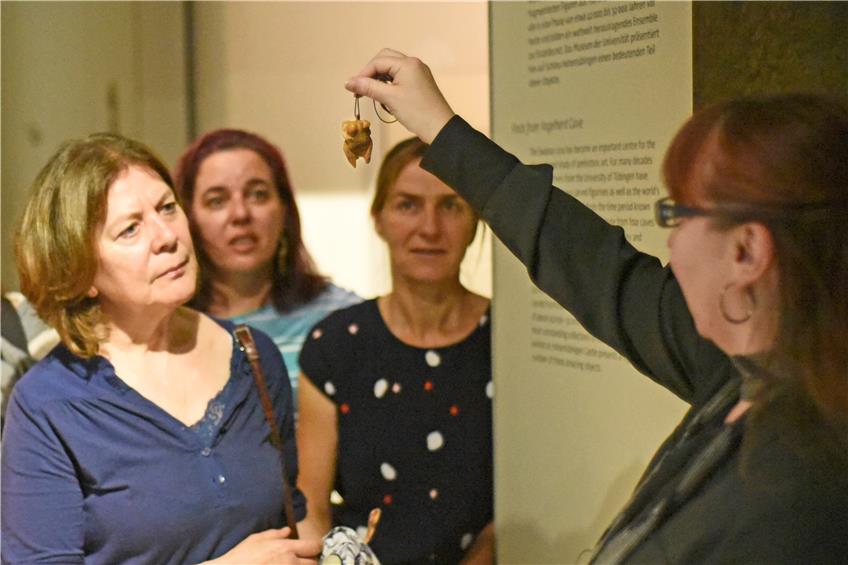 Museumsmitarbeiterin Christina Häfele zeigt Besucherinnen im Schlossmuseum eine Kopie der Venus, die in der nun als Unesco-Weltkulturerbe ausgezeichneten Vogelherdhöhle gefunden wurde.Bild: C. Albers