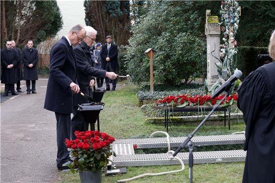 Nach dem Gottesdienst bei der Trauerfeier für Wolfgang Schäuble stehen die Gäste am Grab. Foto: Philipp von Ditfurth/dpa/Pool/dpa/Archivbild