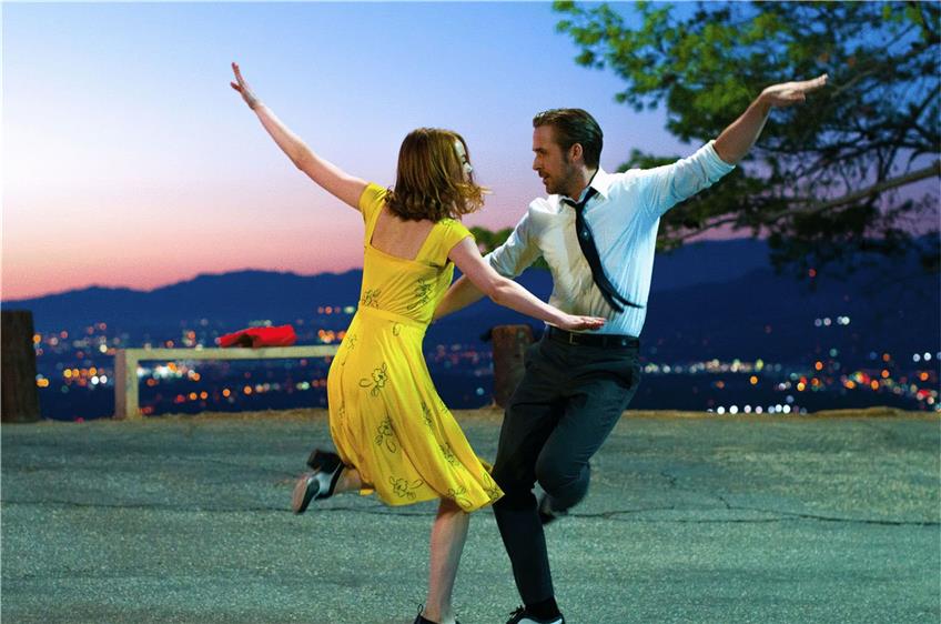 Nahezu schwerelos und doch auch in der Realität verwurzelt: Emma Stone und Ryan Gosling in „La La Land“. Foto: Studiocanal