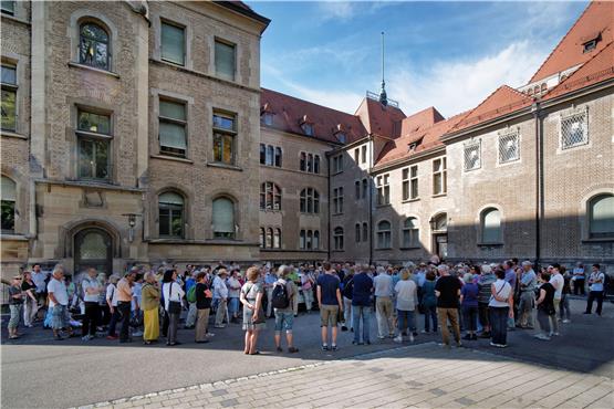 Nanu, eine Großkundgebung auf einer Demo? Nein, „Kennen Sie Tübingen?“, mit einer mobilen Lautsprecheranlage ausgerüstet, macht sich auf den Weg.Bild: Metz