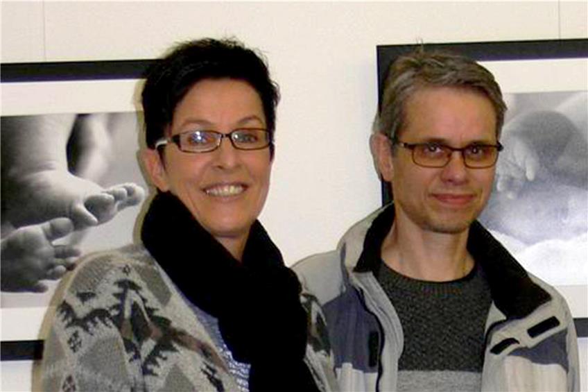 Nikola Holder-Breyl (v.l.), Matthias Büttner und Angelika Reich zelebrieren das Jubiläum der Fotofreunde Hechingen mit einer Ausstellung. Bilder: Böhm