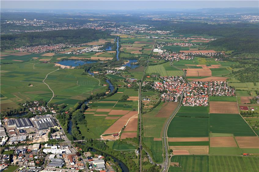 Noch schneller können Pendler zwischen Tübingen (Bildmitte oben) und Rottenburg (unten links die Rolusiedlung) fahren, wenn erst die Bundesstraße 28neu zwischen Neckar und Bahnlinie gebaut ist. Bild: Grohe