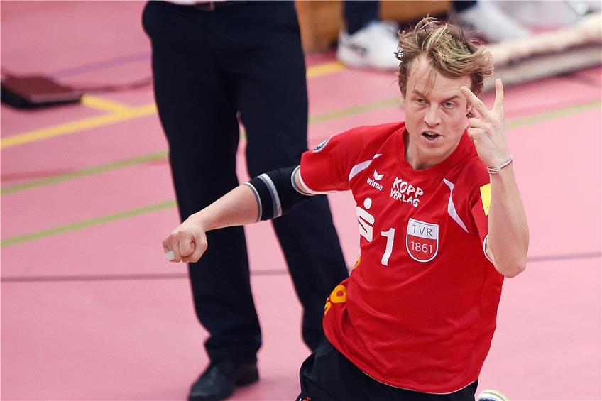 Ob er auch kommende Saison wieder so jubeln kann wie hier, hängt davon ab, ob der TV Rottenburg das nötige Geld auftreiben kann: Kapitän Dirk Mehlberg (32) hätte jedenfalls schon noch Lust auf Erstliga-Volleyball.Bild: Ulmer