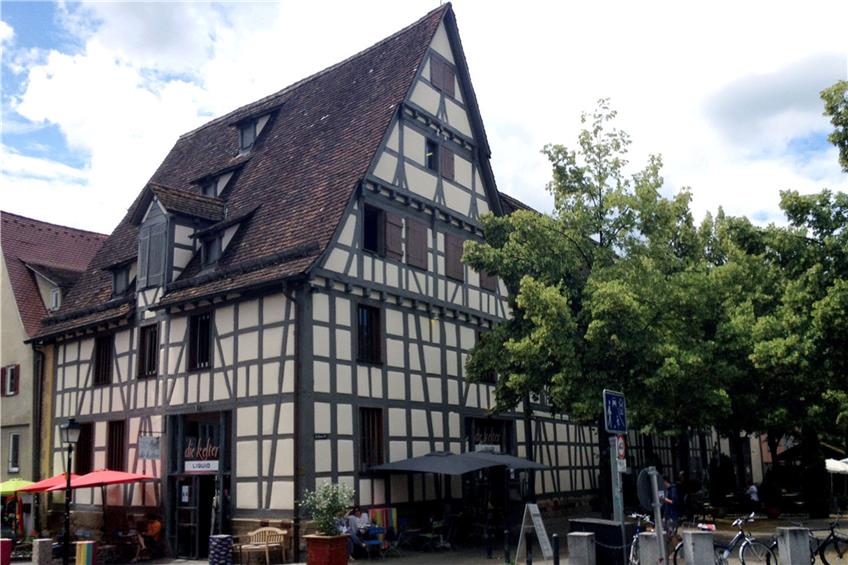Ob im historischen Gebäude oder bei schönem Wetter draußen: Das gastronomische Angebot der Kelter in Tübingen kommt an. Bild: Stegert