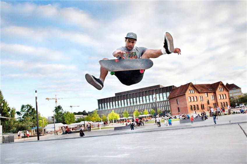 Ob mit Skateboard, Stunt-Scooter oder BMX – auf der neuen Skateanlage neben der Stadthalle geht es hoch her.Bild: Faden