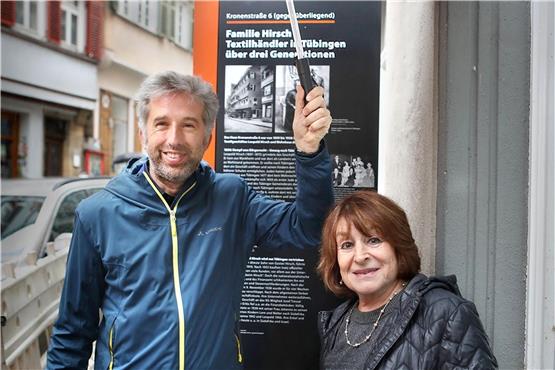Oberbürgermeister Boris Palmer und Carol Rovetti, Nachfahrin der Familie Hirsch, besichtigten trotz des Regens die neu angebrachte Stele in der Kronenstraße. Bild: Anne Faden