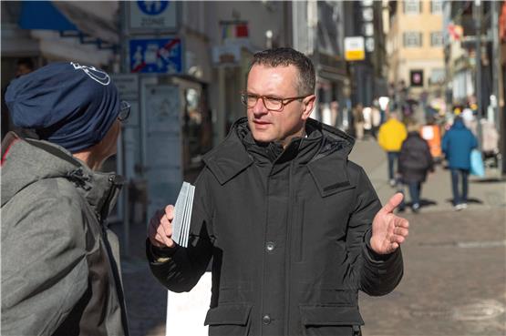 Oberbürgermeister Stephan Neher hat sich auf dem Metzelplatz postiert. Bild: Klaus Franke