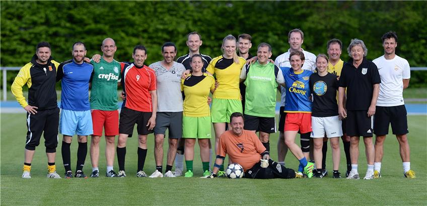Ohne Geschlechtertrennung: AH-Kicker und Fußballerinnen des SV 03 Tübingen (Zweiter von rechts Helmut Roth, Sechste von links Sandra Ott). Bild: Ulmer
