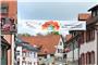 Plakate und Blumenkugeln schmücken die Altstadt von Wangen im Allgäu und weisen auf die Landesgartenschau hin. Foto: Felix Kästle/dpa