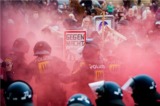 Polizeieinheiten geraten mit Demonstrationsteilnehmern aneinander. Foto: Christoph Schmidt/dpa