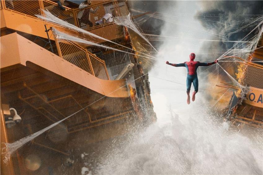 Production Designer Oliver Scholl ist besonders stolz auf diese Szene: Spider-Man und die auseinanderbrechende Fähre. Foto: Sony