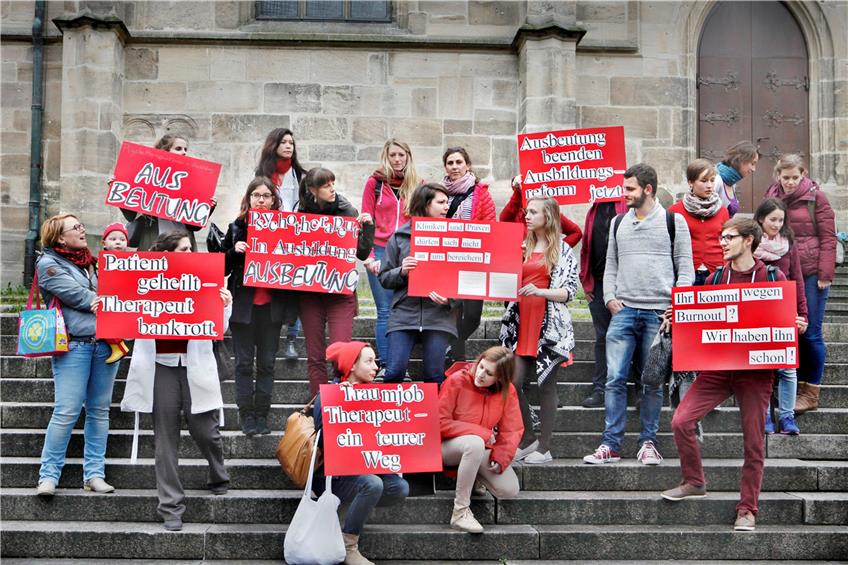 Psychotherapeuten in Ausbildung protestierten auf den Treppen der Tübinger Stiftskirche.Bild: Faden