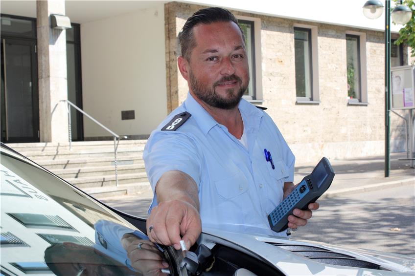 Rafael Mol vom Reutlinger Gemeinde-Vollzugsdienst steckt einen Strafzettel an die Windschutzscheibe.Bild: Reichert