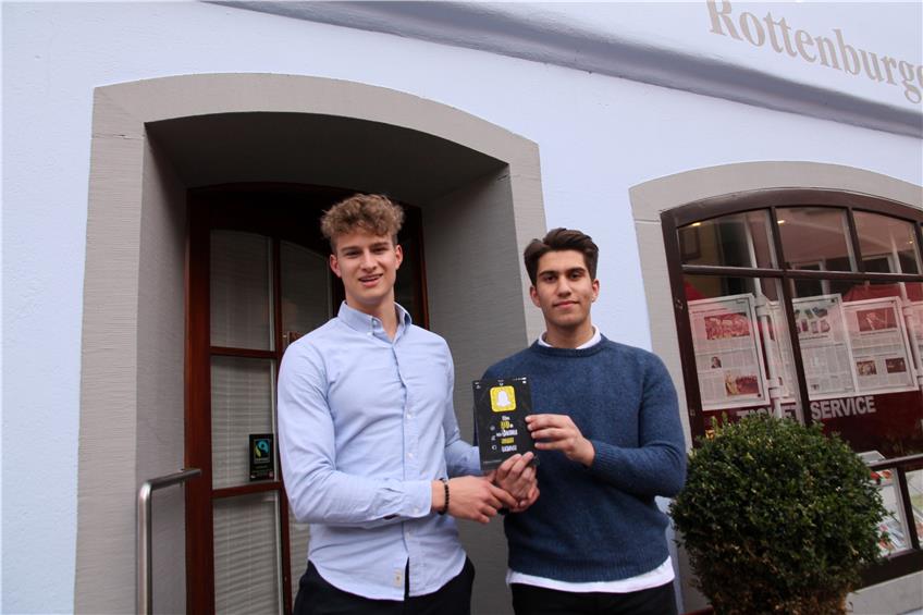 Raphael Köhrer und Fabian Kamberi haben zusammen einen Erfolgsratgeber für Jugendliche geschrieben. Die beden sind in der Abitursklasse des Eugen-Bolz-Gymnasiums. Bild: Eisele
