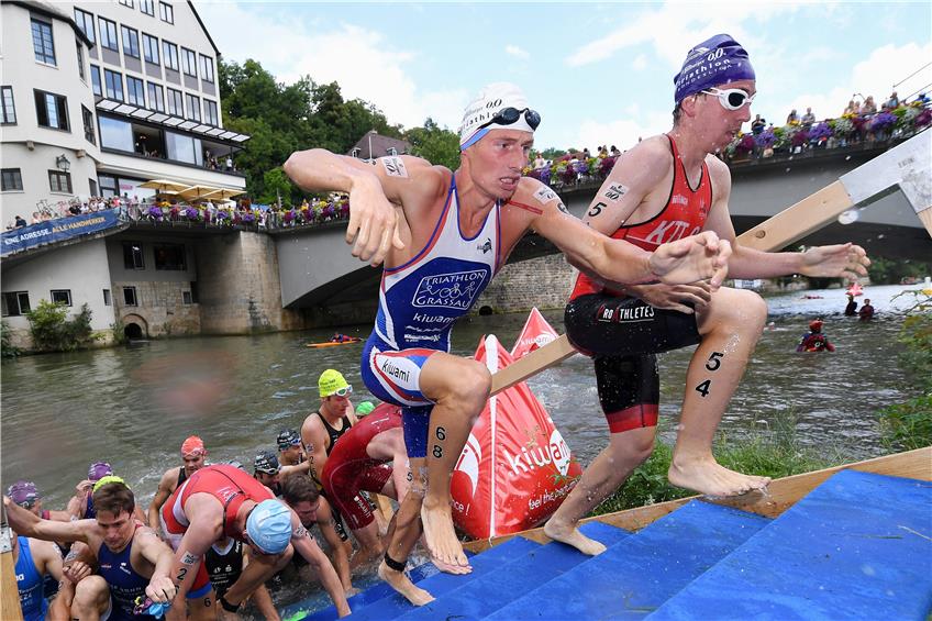 Raus aus dem Wasser, rauf aufs Rad: Bei der Platanenallee steigen die Schwimmer aus dem Neckar. Archivbild: Ulmer