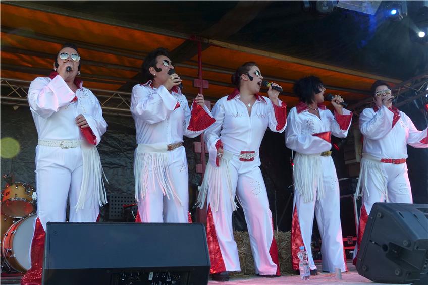 Red Heels, eine reine Frauen-Band im Elvis-Look, sang playback Sonsg des „King“.