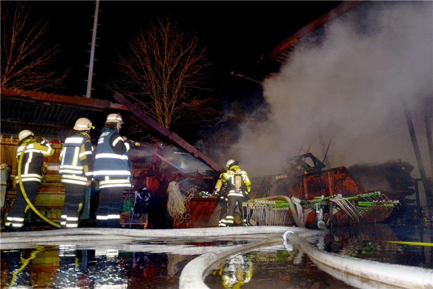 Rund 100 Helfer bekamen den Brand auf dem Hofgut Jungviehweide schnell unter Kontrolle. Bild: Rippmann