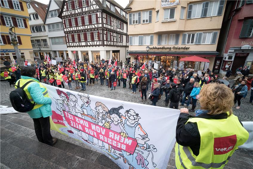 Rund 100 Pflegekräfte demonstrierten im November am Holzmarkt für mehr Personal auf den Stationen. Bild: Metz